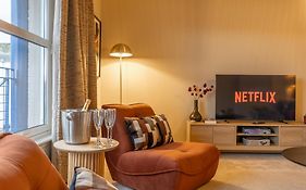Stylish 2-Br Apt - Parking & Wi-Fi - Sleeps 4